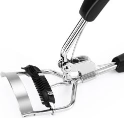 INTER-ESQUE® Wimperkruller Met Kam - Eyelash Curler + 5x Gratis Extra Siliconen Pad - Zwart/Zilver 13 INTER-ESQUE® Wimperkruller Met Kam - Eyelash Curler + 5x Gratis Extra Siliconen Pad - Zwart/Zilver -Make-Up Poeder Verkoop 1200x1142 9