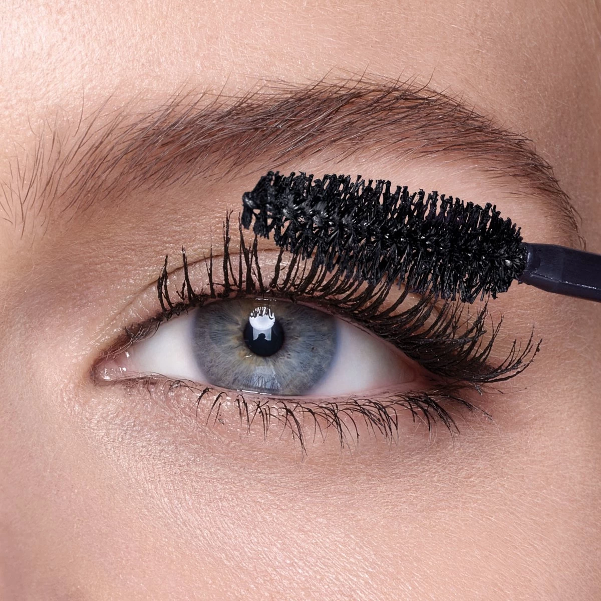 Maybelline Volum'Express Falsies - Zwart - Mascara 9 Maybelline Volum'Express Falsies - Zwart - Mascara - Afbeelding 9