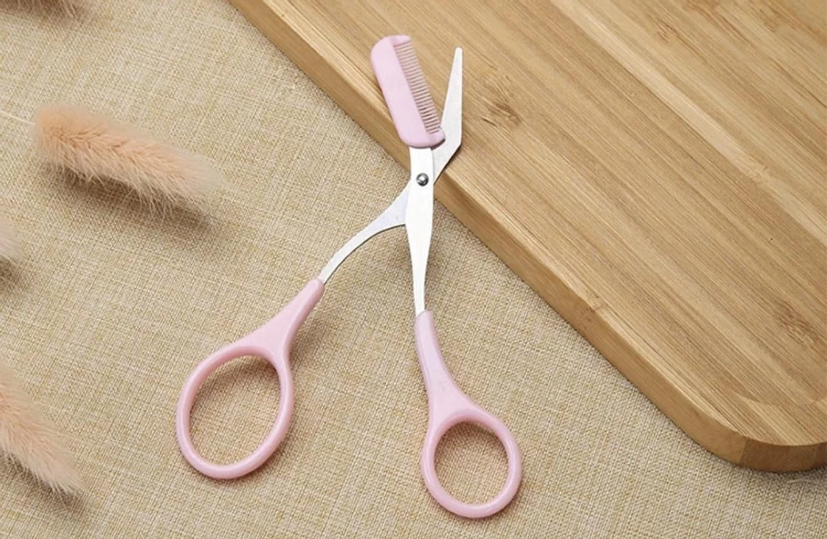 Without Lemons | Wenkbrauwschaar | Wenkbrauw Trimmer | Browshaper | BeautyTool | Gezichts Schaar | Dames| Ontharing | Design | Roze 4 Without Lemons | Wenkbrauwschaar | Wenkbrauw Trimmer | Browshaper | BeautyTool | Gezichts Schaar | Dames| Ontharing | Design | Roze - Afbeelding 4