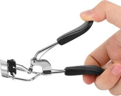 INTER-ESQUE® Wimperkruller Met Kam - Eyelash Curler + 5x Gratis Extra Siliconen Pad - Zwart/Zilver 10 INTER-ESQUE® Wimperkruller Met Kam - Eyelash Curler + 5x Gratis Extra Siliconen Pad - Zwart/Zilver -Make-Up Poeder Verkoop 1200x955 2