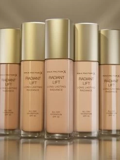 Max Factor - Radiant Lift Foundation - 050 Natural 19 Max Factor - Radiant Lift Foundation - 050 Natural -Make-Up Poeder Verkoop 900x1200